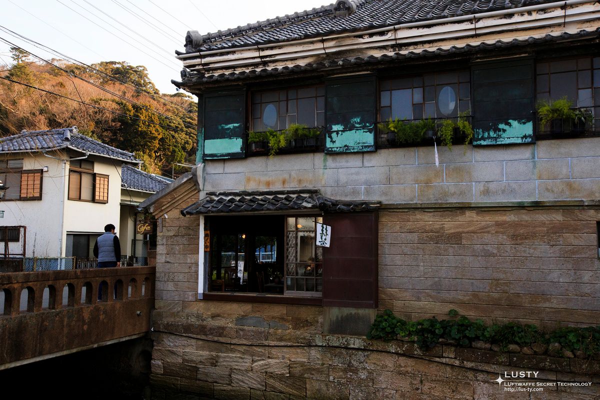 목조 외벽과 수로를 접한 한옥풍 건물