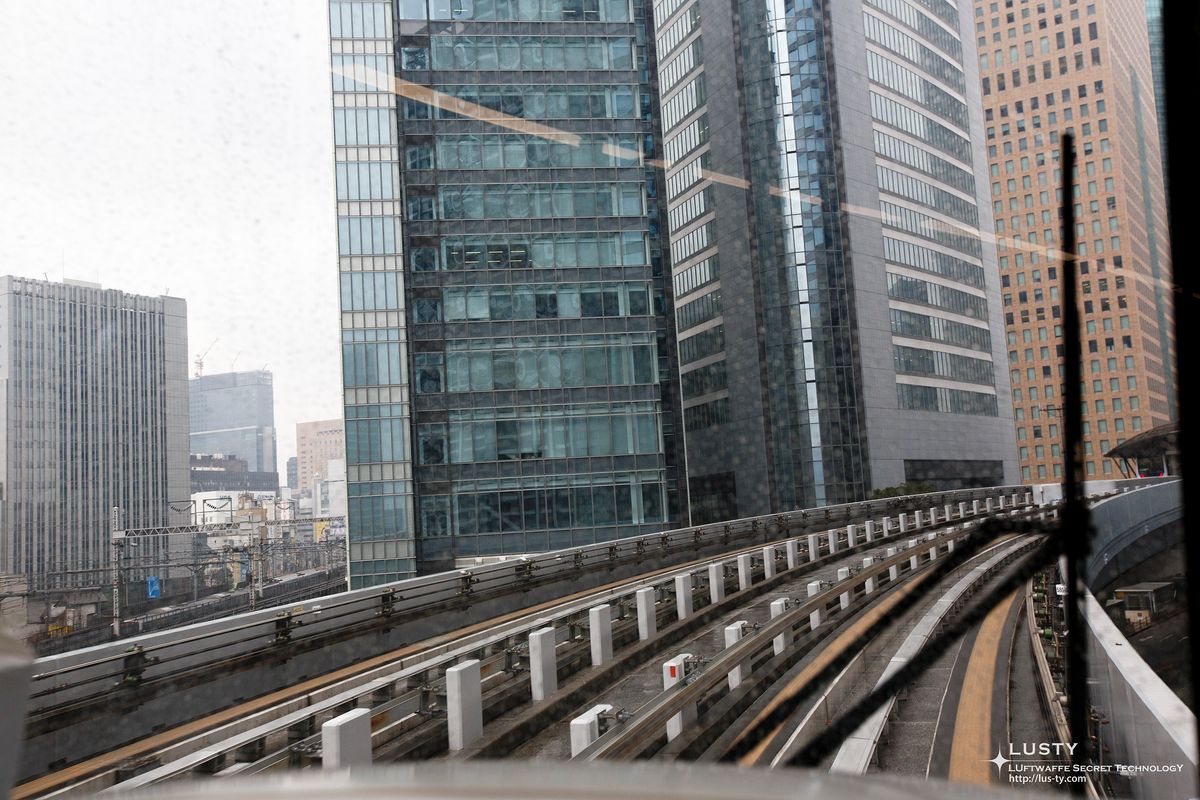 창밖 고층빌딩과 곡선 궤도