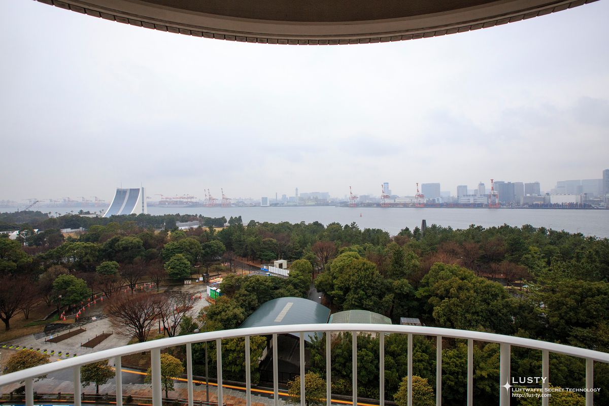 발코니에서 보이는 항구와 수목
