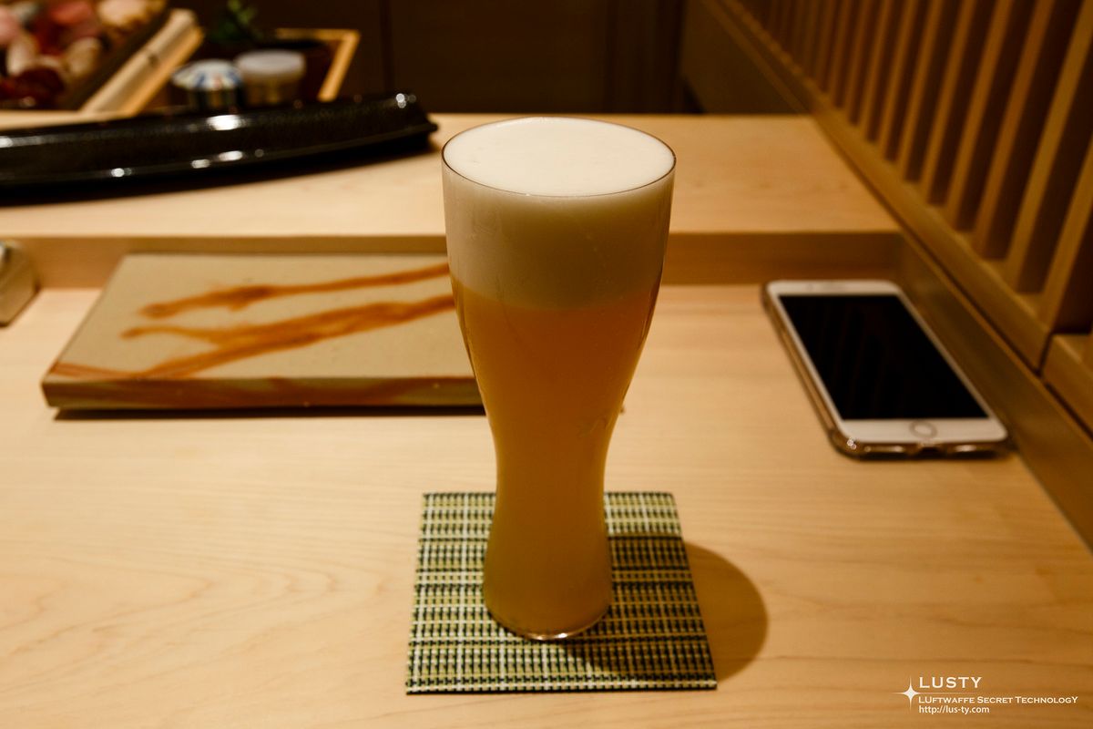 거품 많은 맥주컵