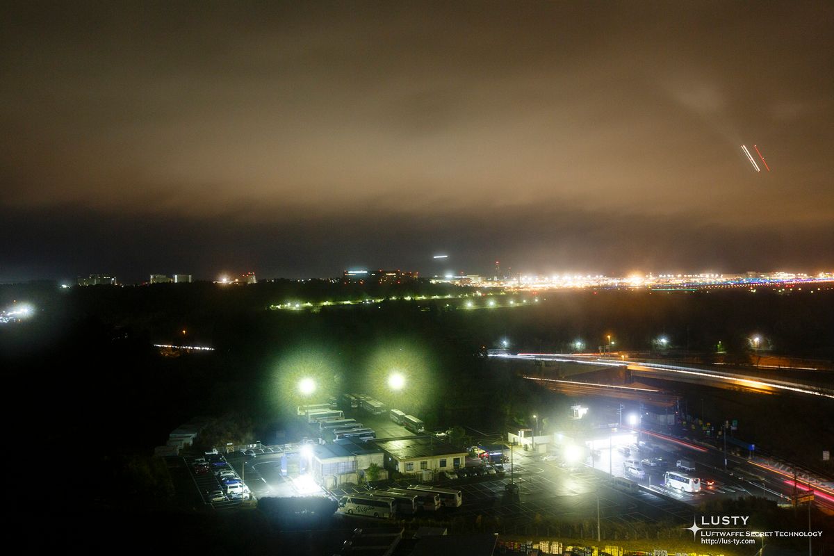 야간 창밖에 주차장과 공항 주변 조명