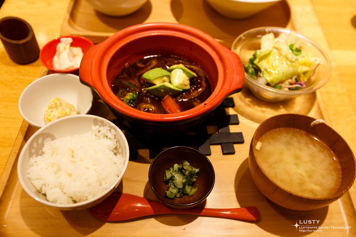 밥·장국·반찬이 놓인 정식 상차림