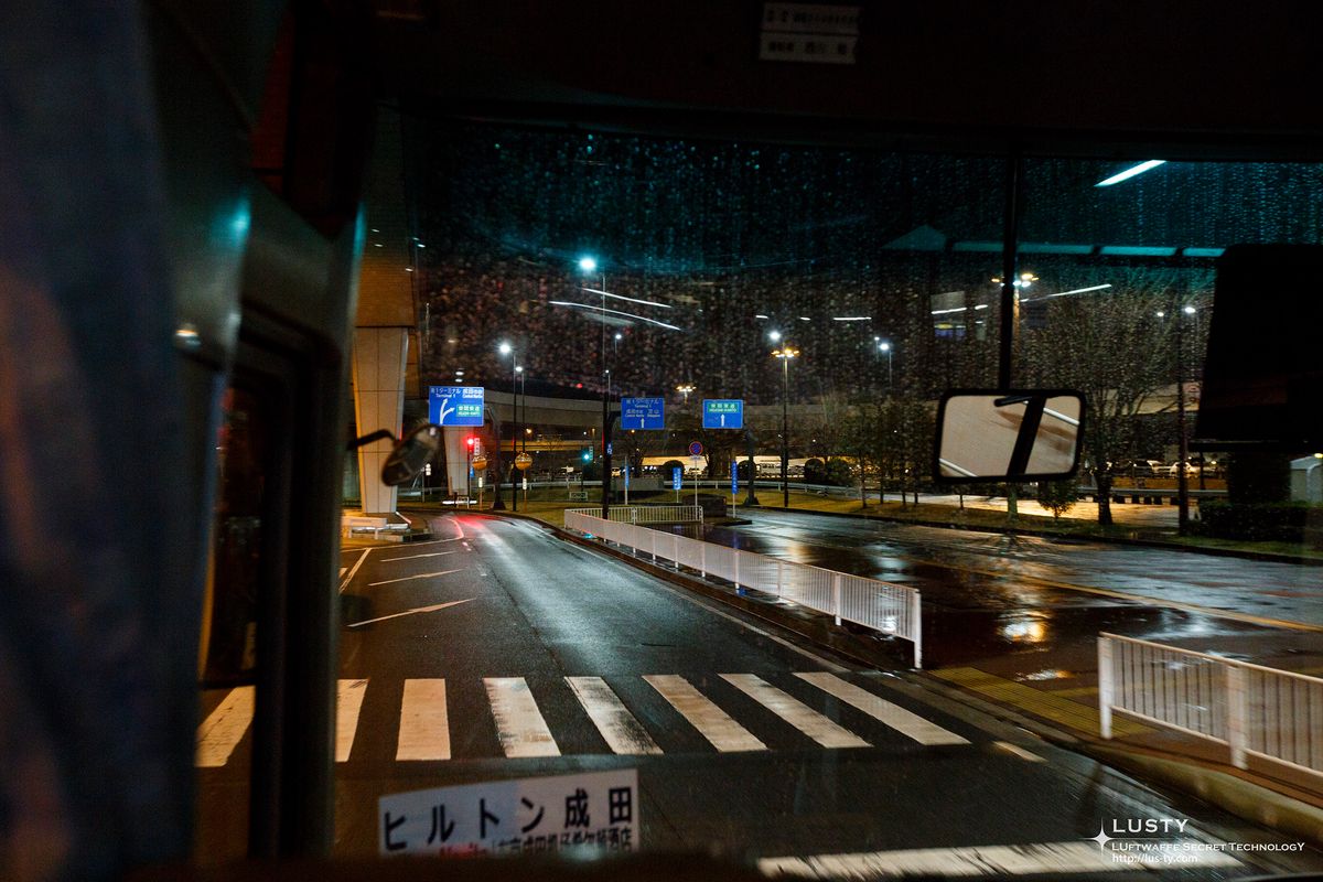 버스 창밖으로 비치는 공항 진입로