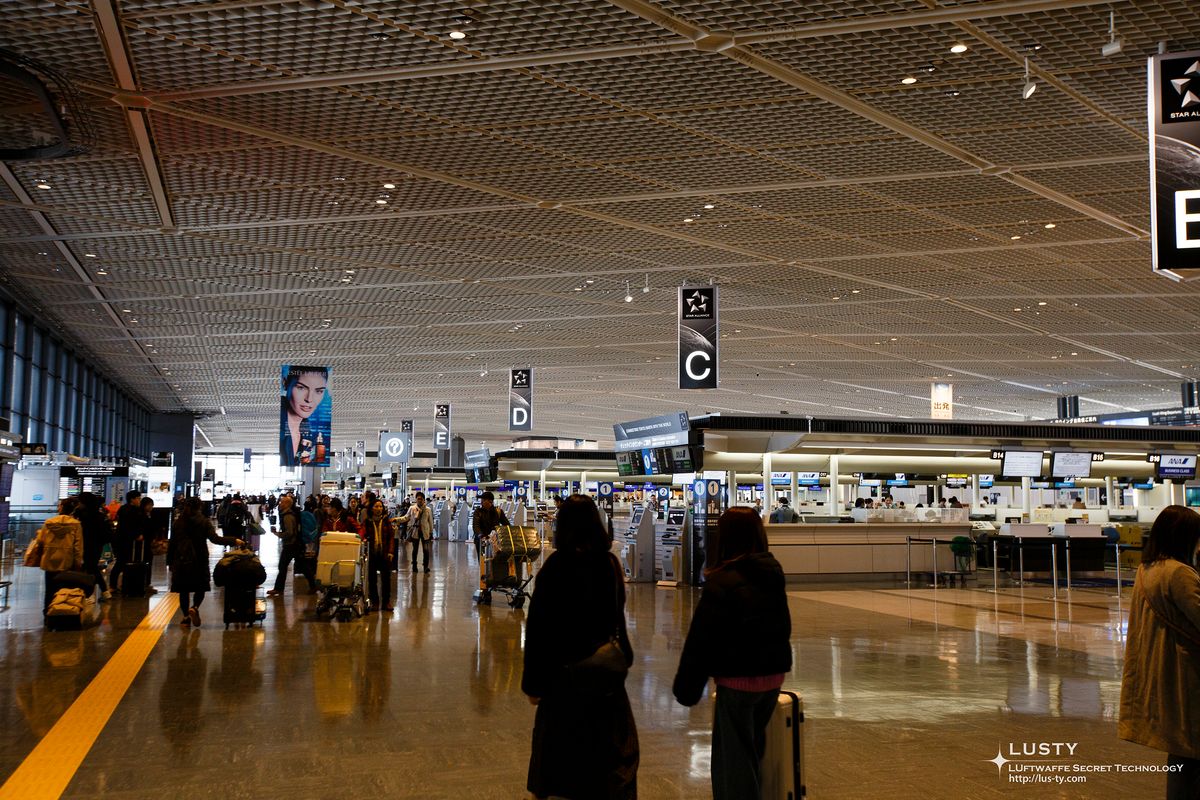 사람들 있는 넓은 공항 출국장 홀