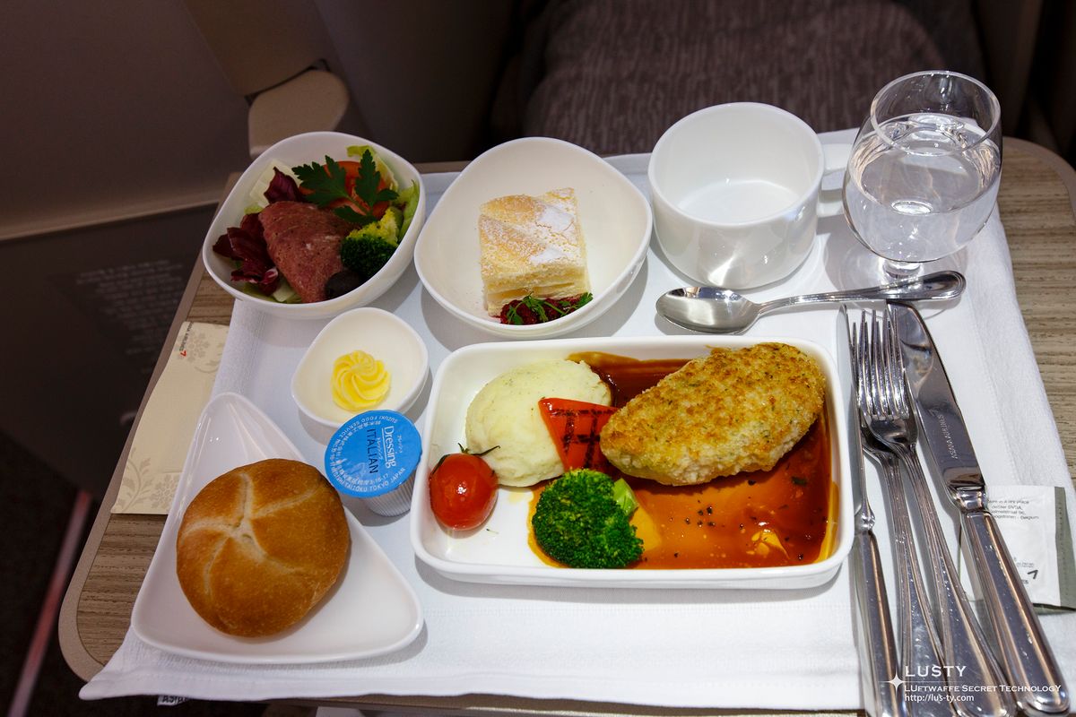 빵, 샐러드, 소스와 함께 나온 양식 메인 식사