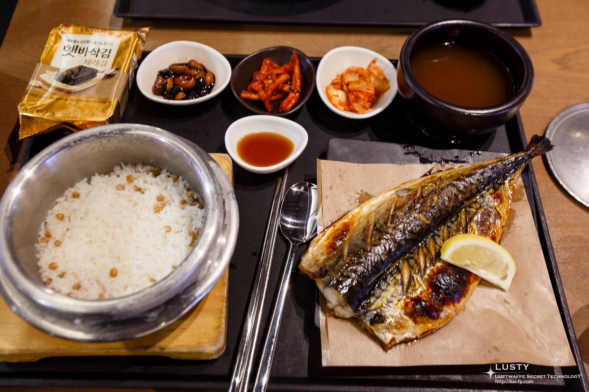 구이 생선과 밥, 반찬들이 놓인 한식 정식