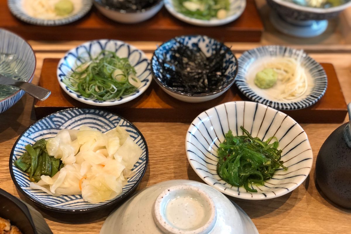 절임류와 미역줄기 반찬 접시