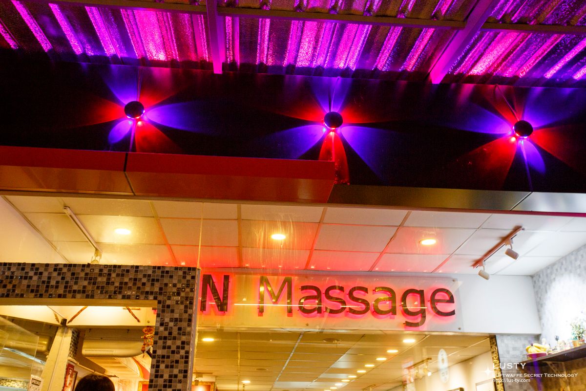 N Massage 간판과 건물 입구