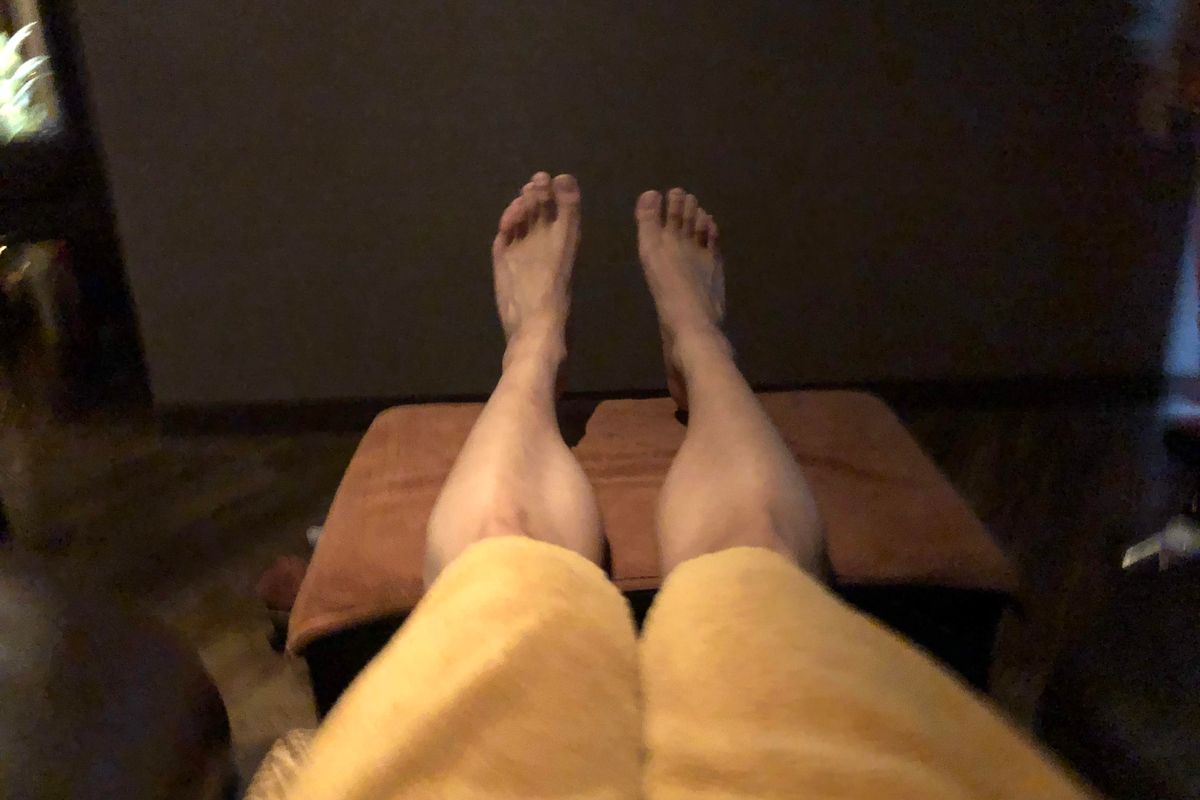 마사지 테이블 위 노란타월 다리