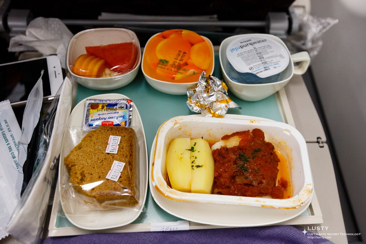 기내 식판에 빵과 감자 토마토소스