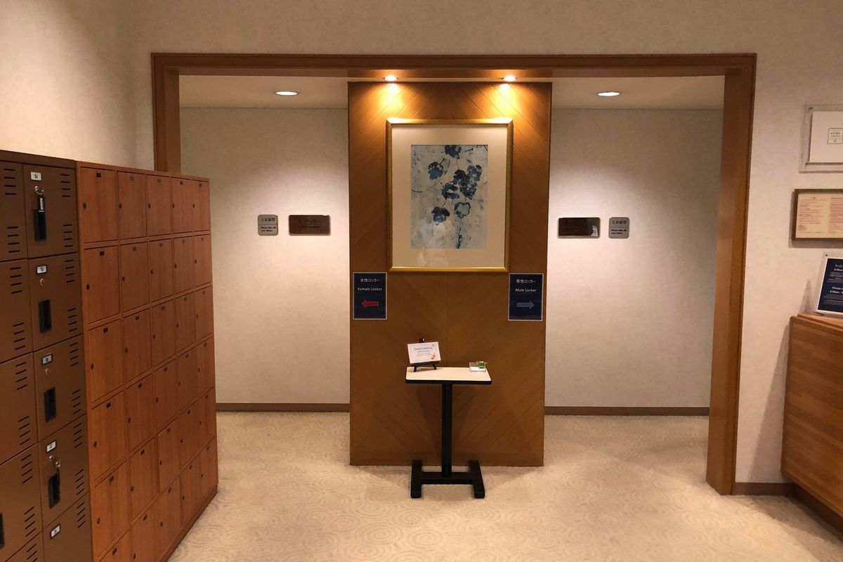 남녀 탈의실 안내판과 그림 장식 통로