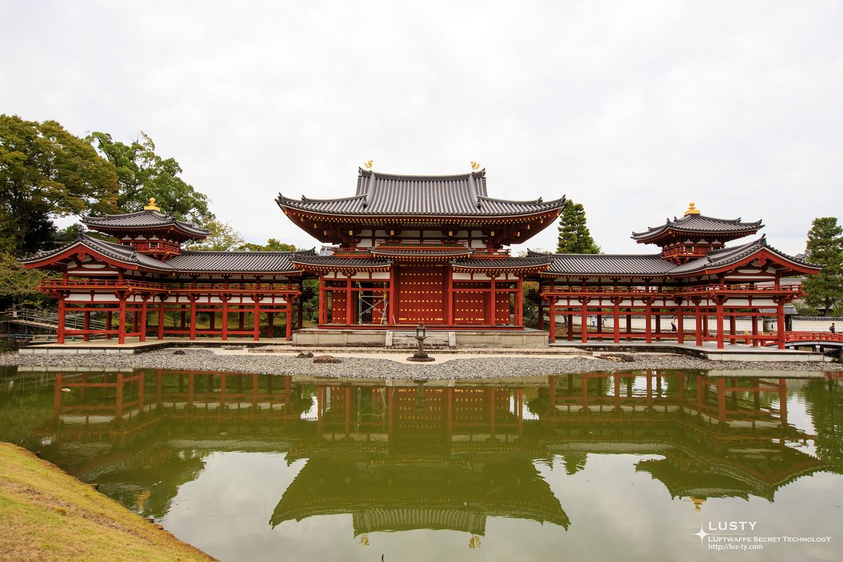 호수에 반사된 봉황당 정면