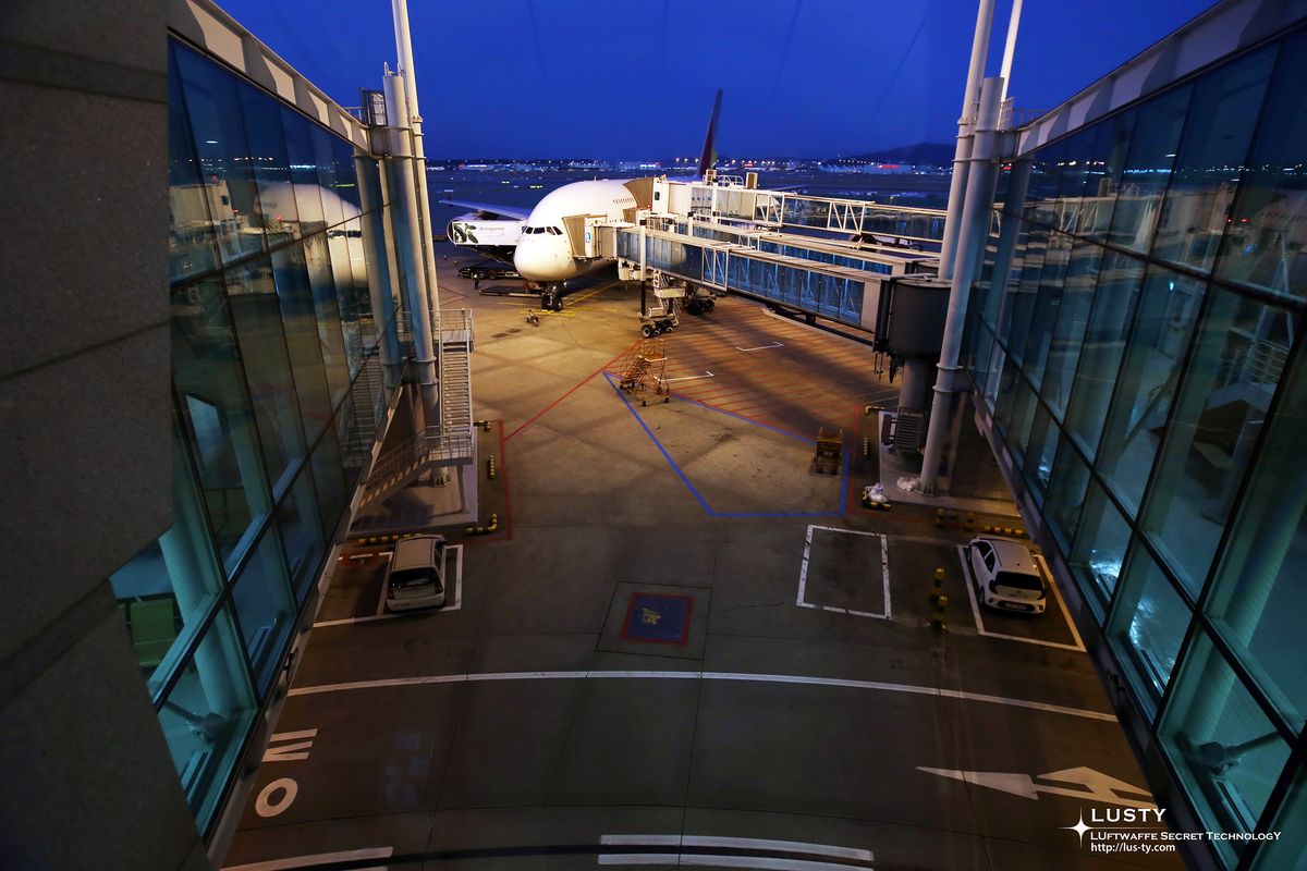 탑승교에 접안한 A380 야간 모습