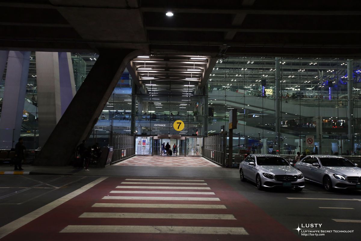 공항 출입구 7번과 앞 차도