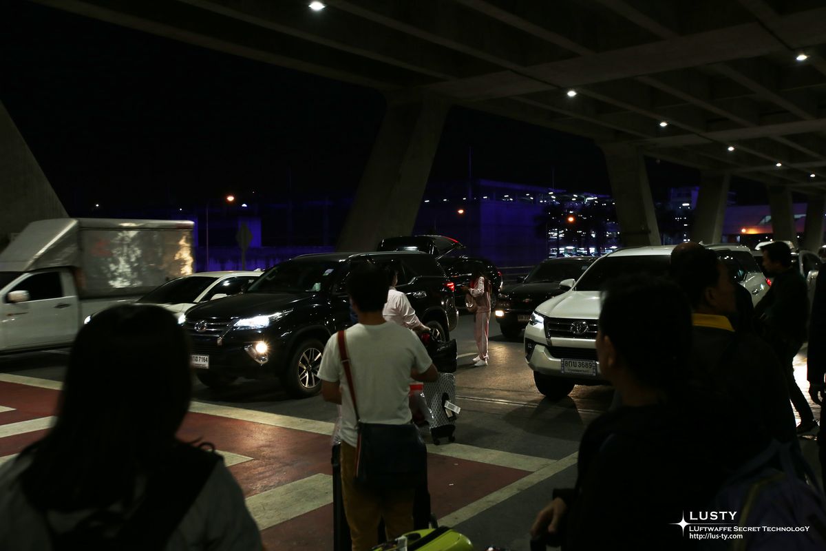 공항 하차장에 정차한 승용차들