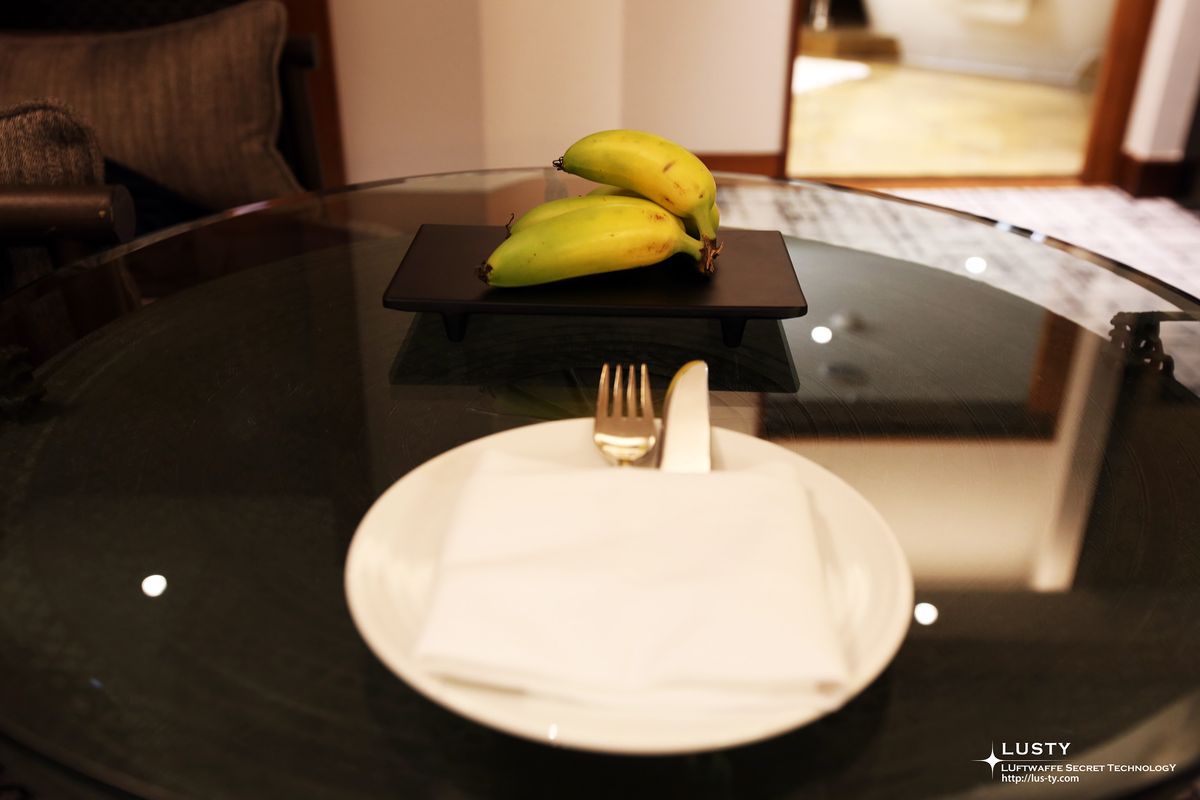 원목 테이블 위 바나나와 식기도구