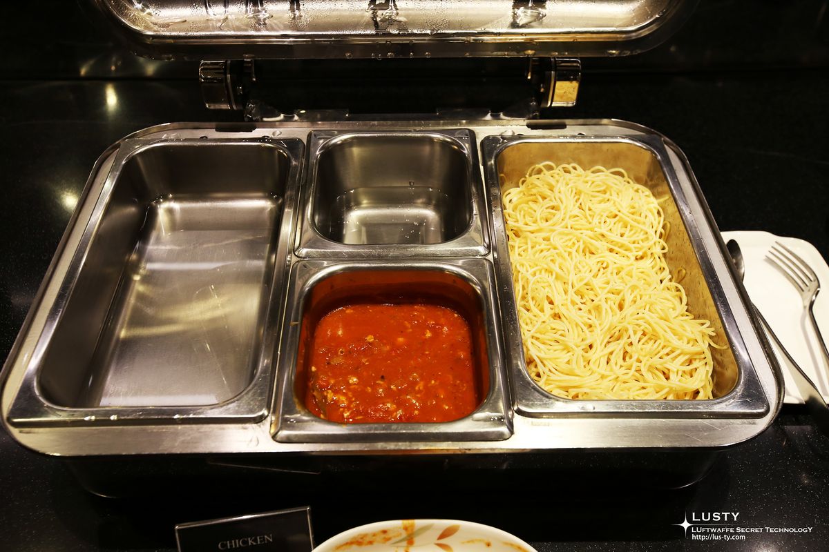 파스타 면과 토마토 소스 팬