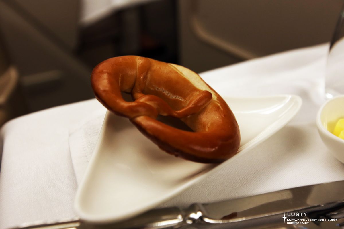 삼각 접시 위 프레첼 빵