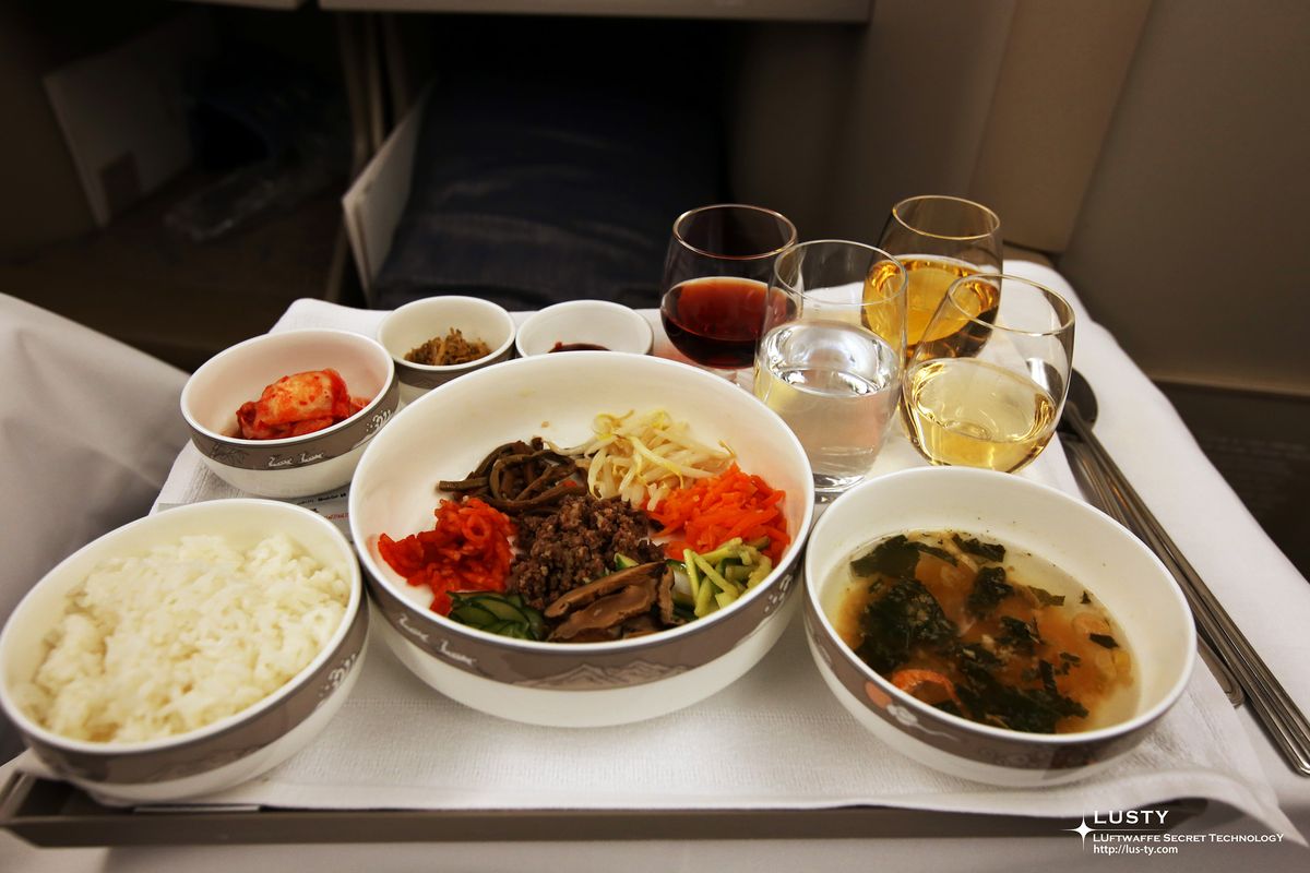 기내 테이블 위 비빔밥과 밥국 반찬