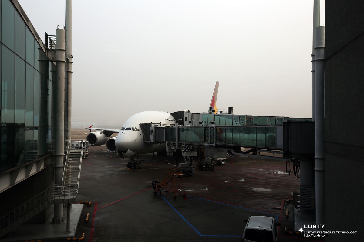 공항 활주로에 정박한 A380 기체