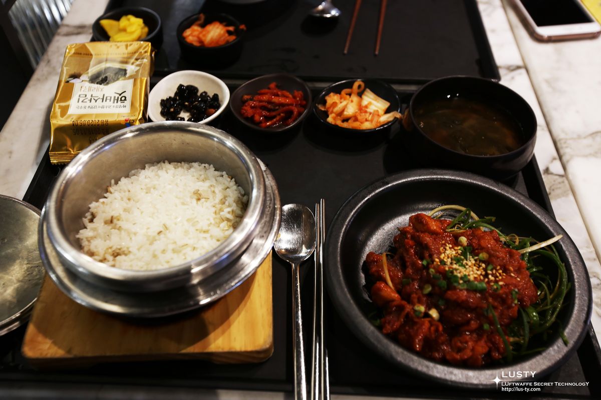 제육곁 반찬과 솥밥 정식