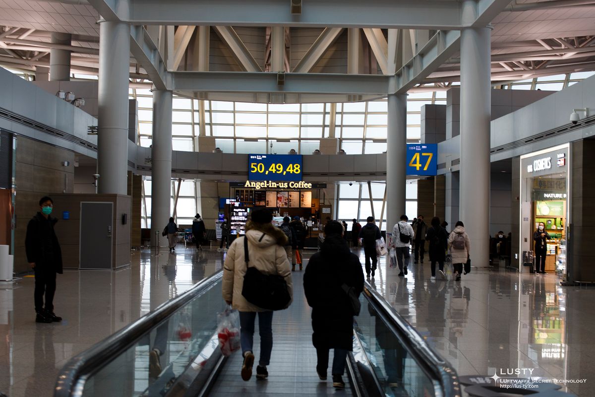 게이트 47 쪽으로 향하는 인천공항 내부