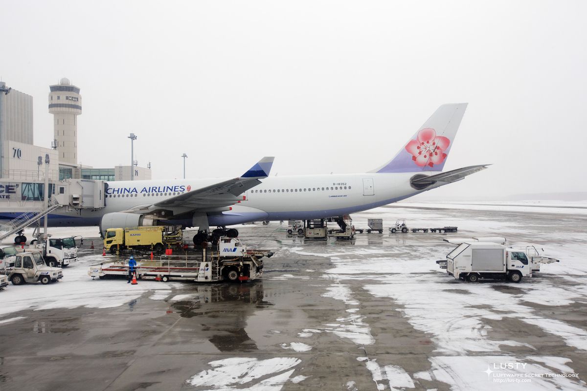 눈 쌓인 활주로에 주기된 China Airlines 여