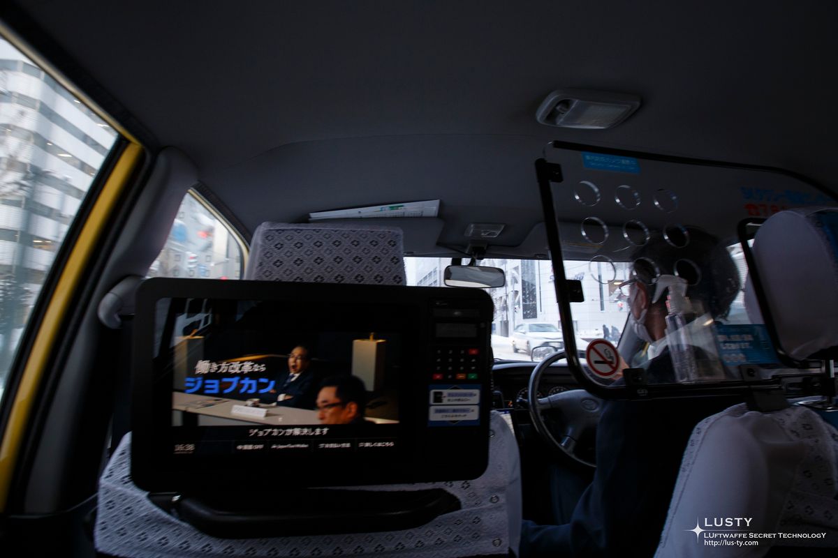 택시 뒤편 TV 모니터와 기사
