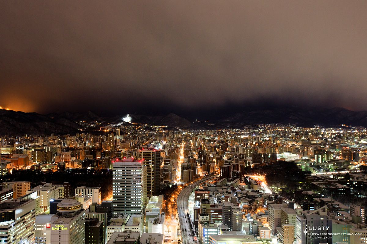 산과 오쿠라야마 스키장이 보이는 야경
