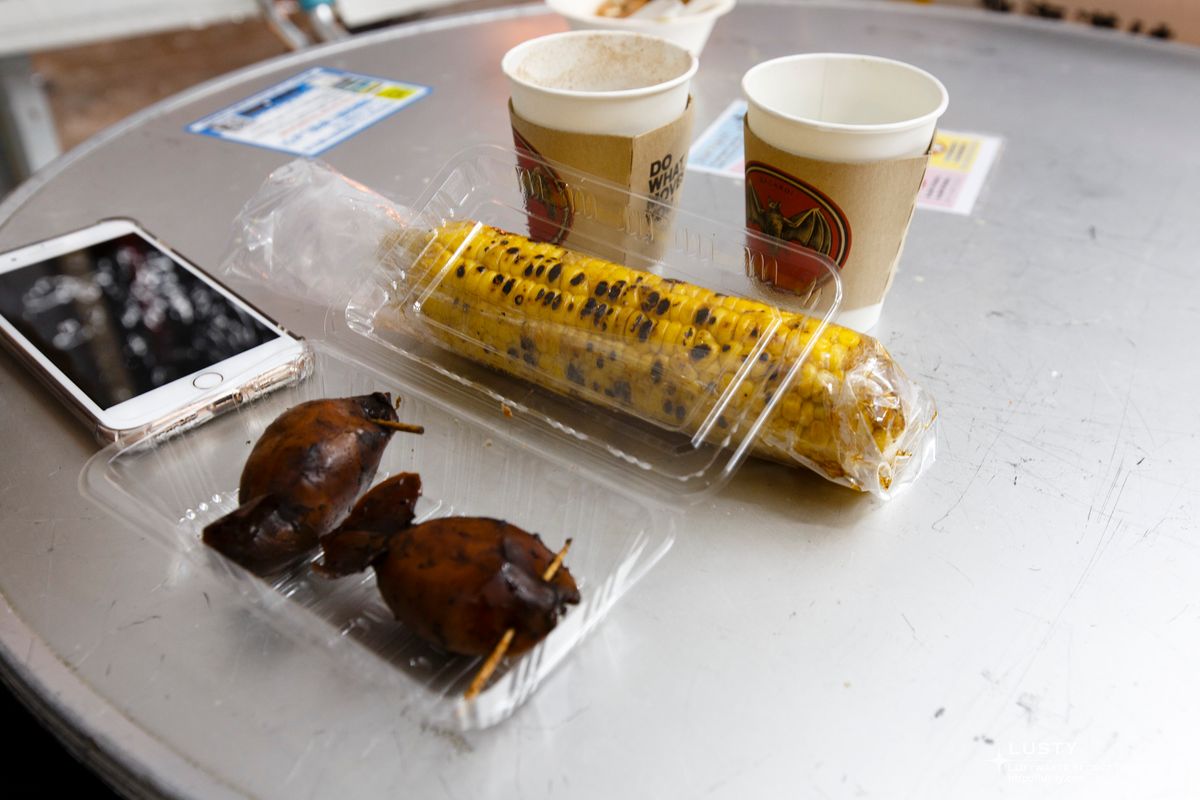 테이블 위 구운 옥수수와 꼬치, 컵