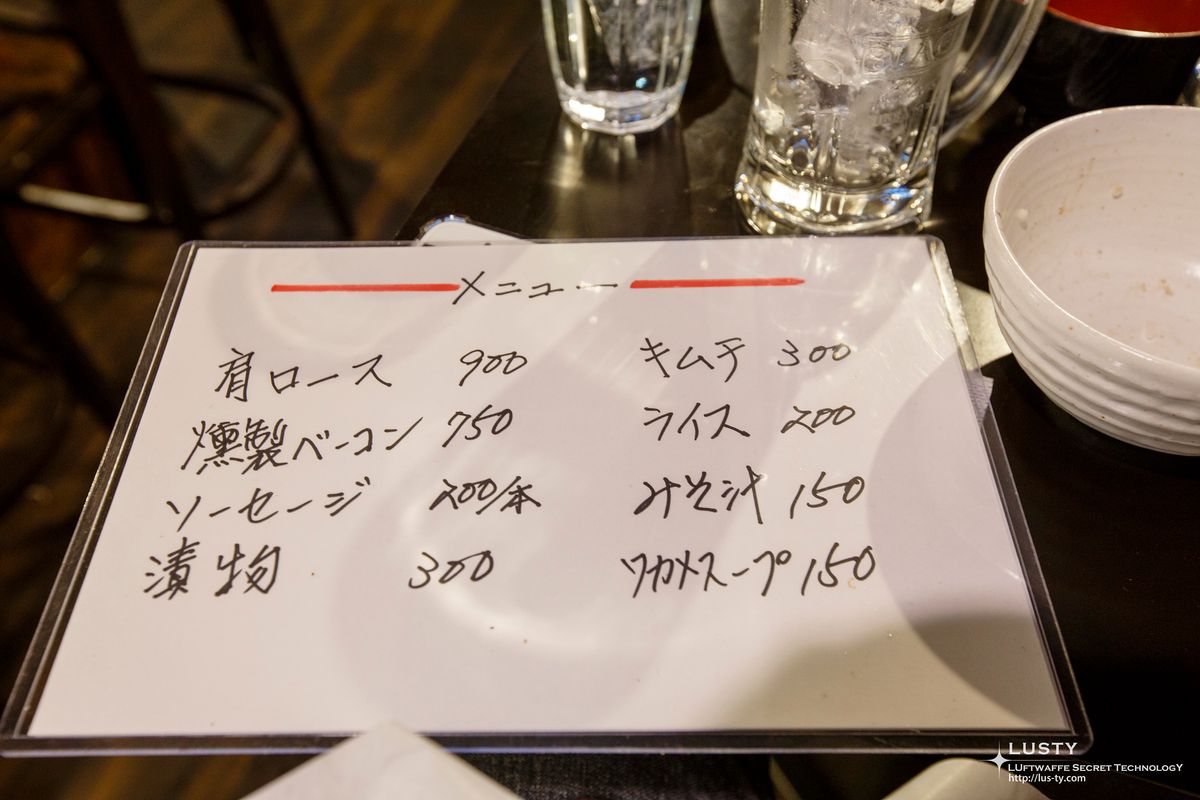 고기와 사이드 메뉴를 적은 손글씨 메뉴판