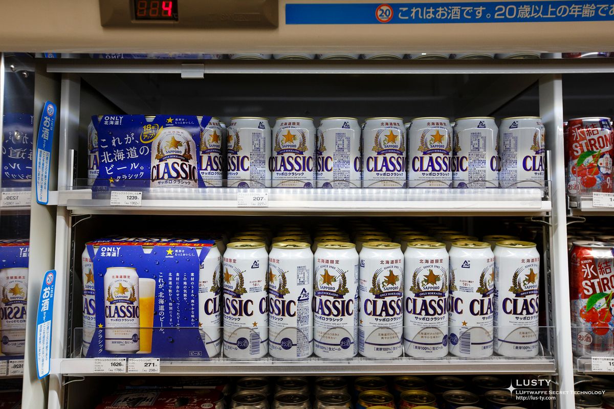 삿포로 클래식 맥주 캔이 촘촘히 진열된 선반