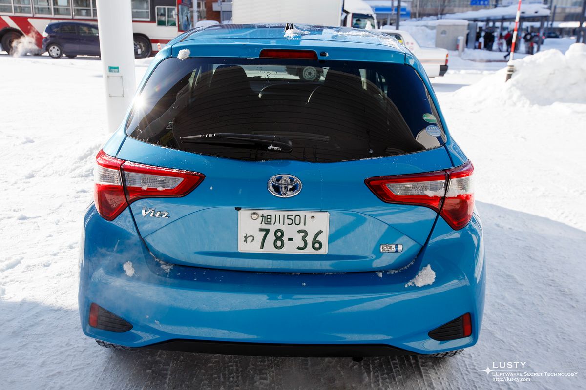 번호판 わ78-36 붙은 파란 Vitz 후면
