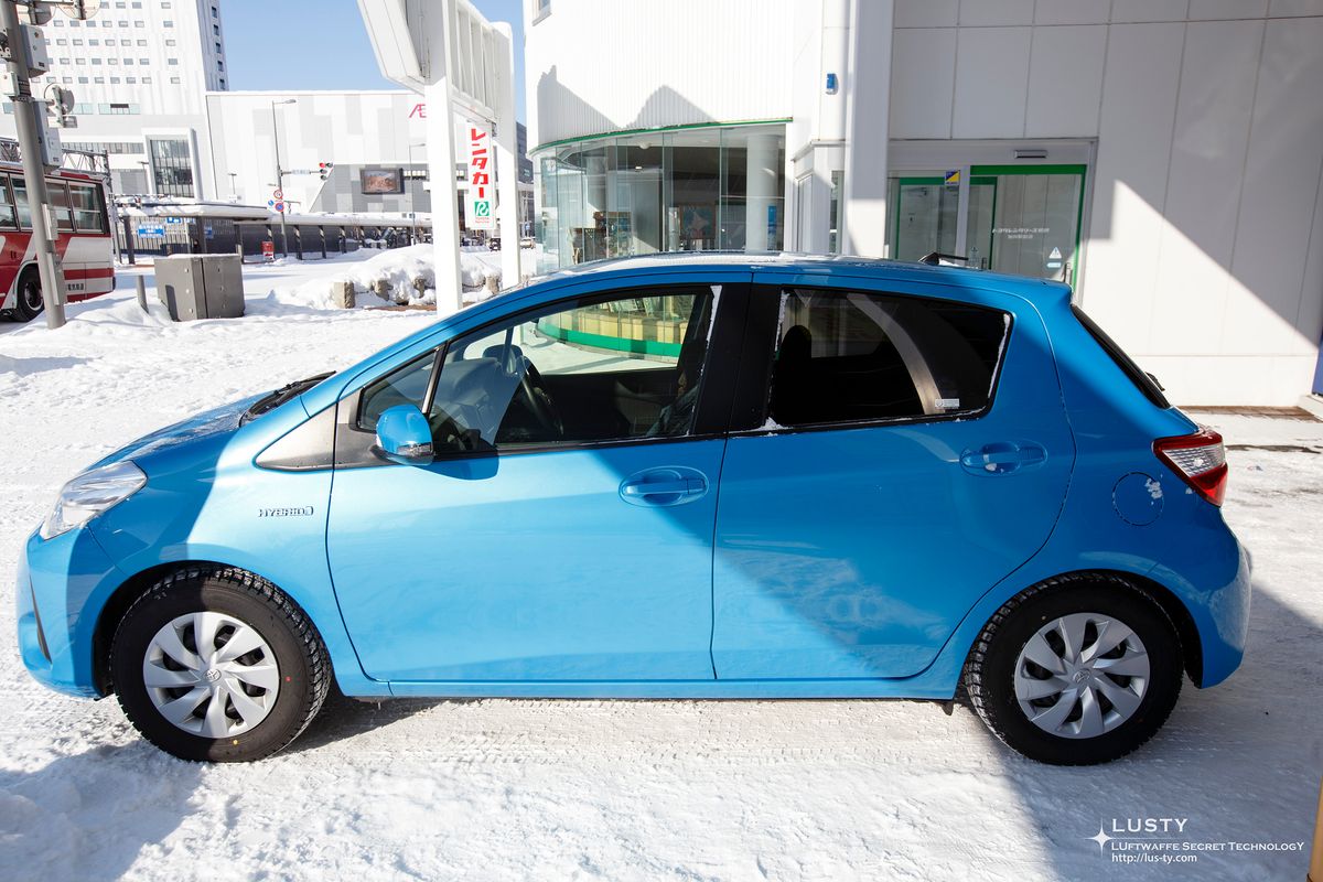 아사히카와역 앞 밝은 파란 Vitz 옆모습