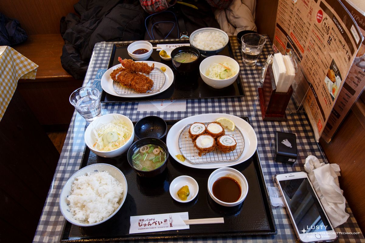 두 사람 식사 상차림과 소스 접시