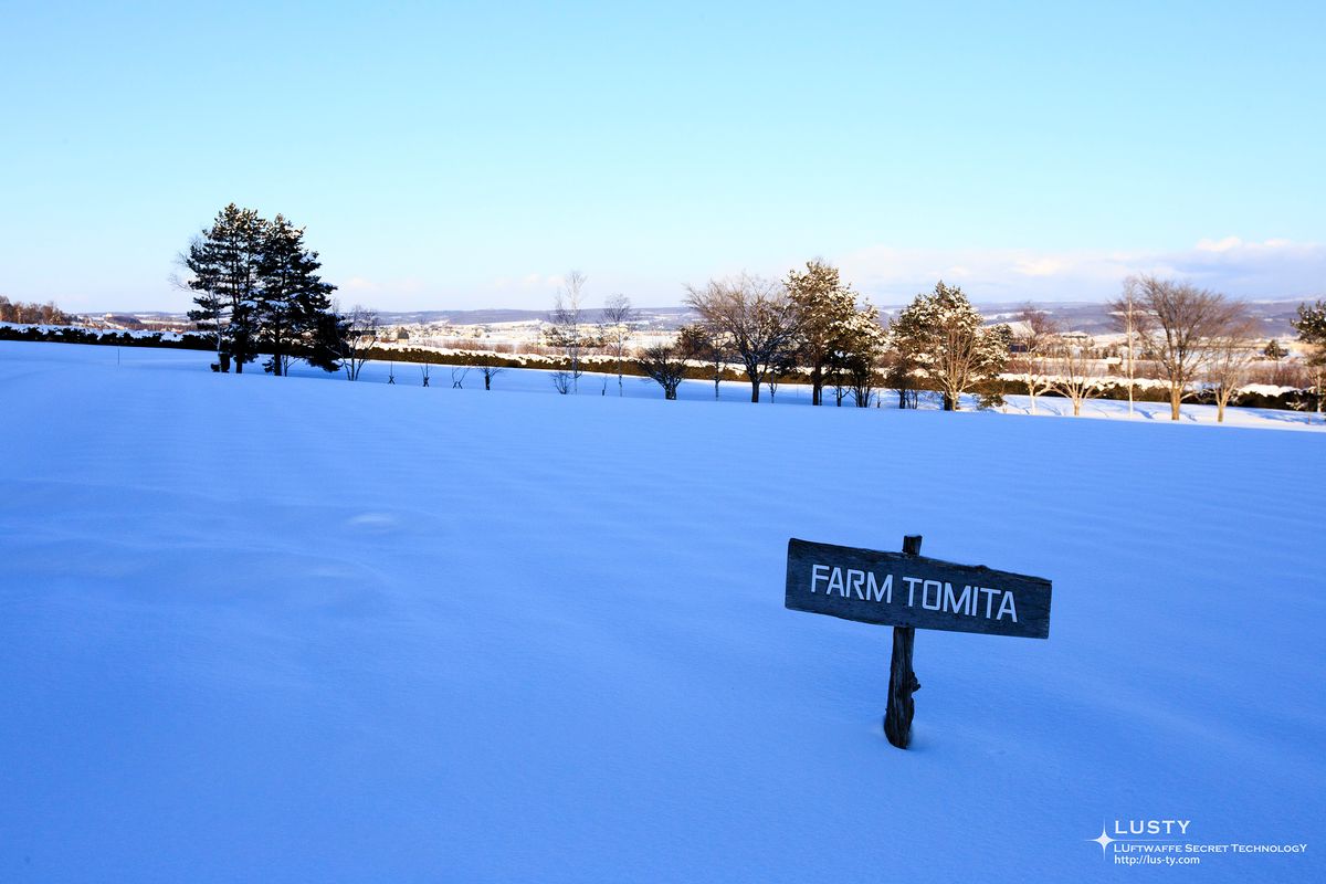 눈밭 가운데 Farm Tomita 팻말
