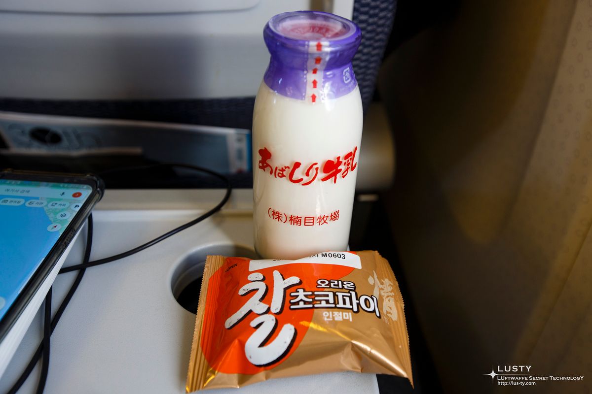 트레이 위 우유병과 초코파이