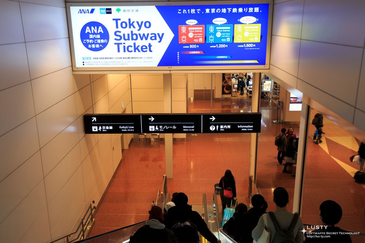 Tokyo Subway Ticket 광고 위 에스컬레이
