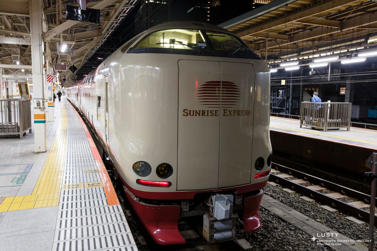Sunrise Express 앞머리와 플랫폼