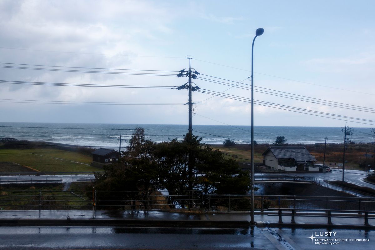 차창 너머 바다와 전신주