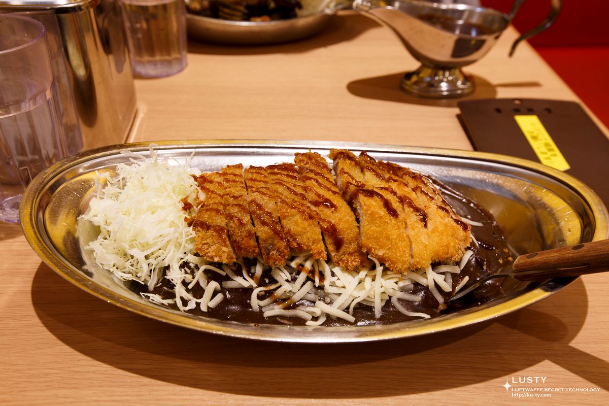 치즈 얹은 로스카츠카레 접시