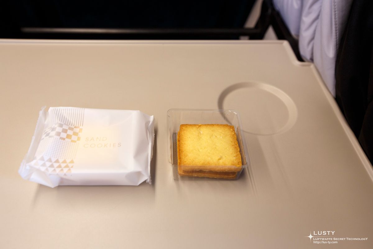 트레이 위 포장 쿠키와 한 조각