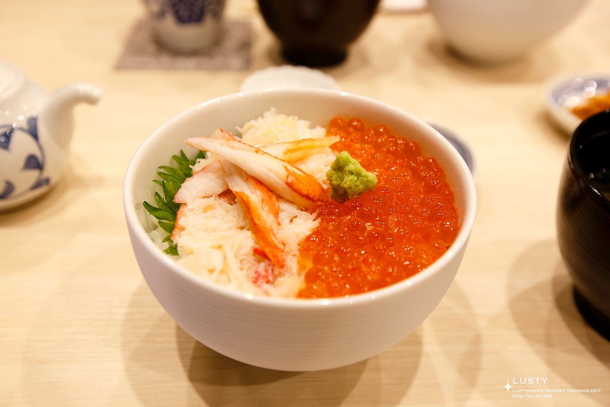 이쿠라와 게살이 담긴 따뜻한 덮밥