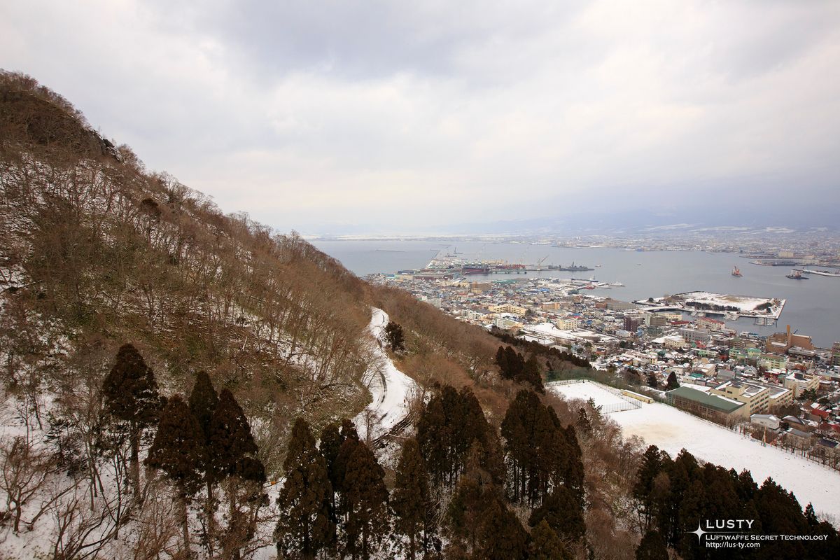 산자락과 항구를 보는 케이블카 전망