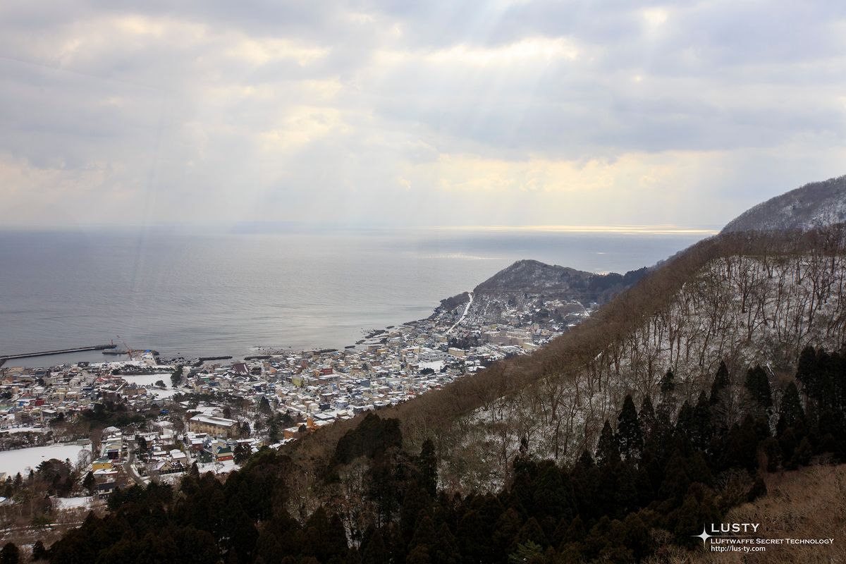 해안 마을과 바다를 보여주는 전망