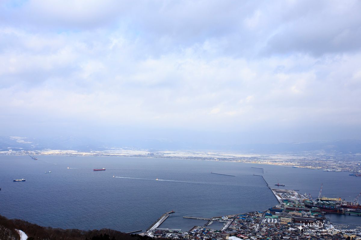 눈덮인 항구와 바다 전경