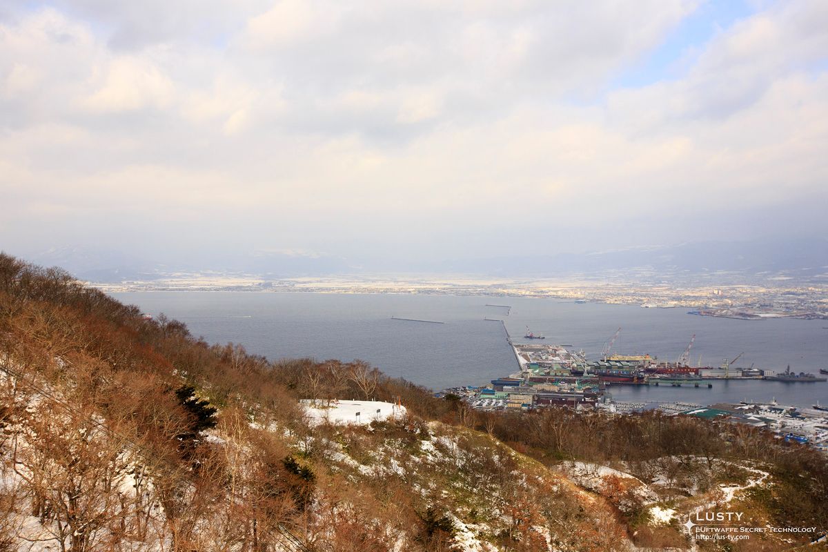 눈 덮인 산과 항구 조망