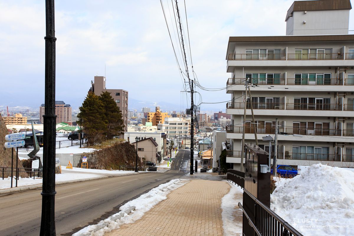 눈더미 사이 경사진 도심 길