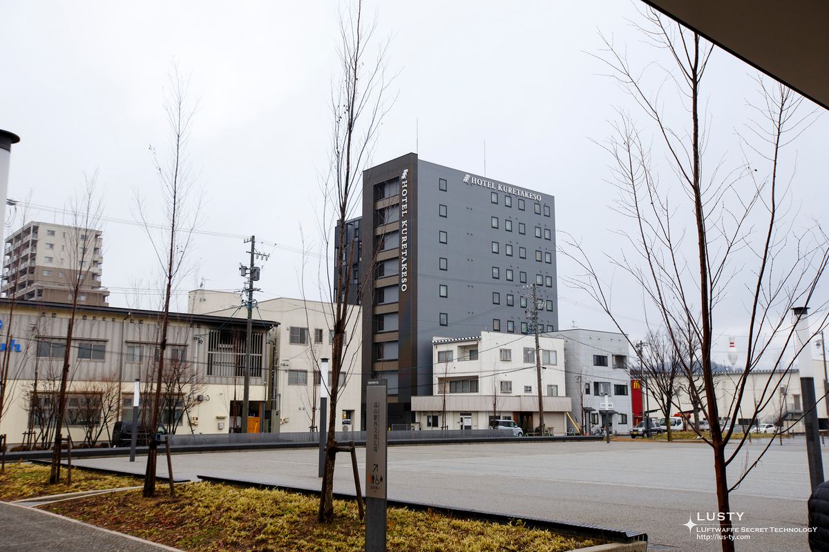 도서관 앞 광장 너머 HOTEL KURETAKESO