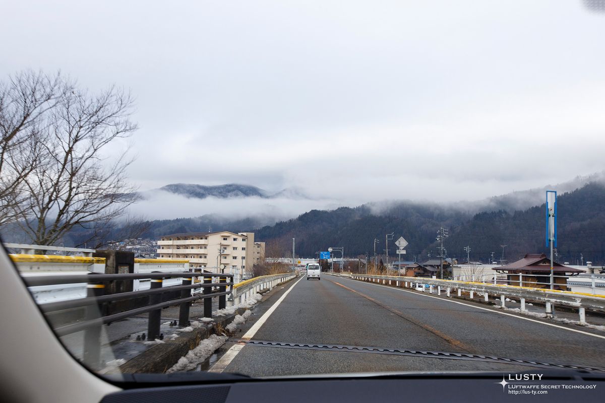 구름 감싼 산 아래 히다 시골 도로